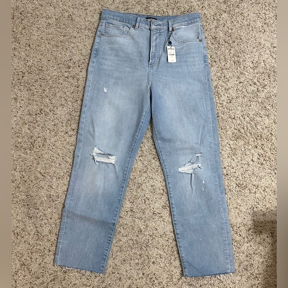 Express Women's High-Waisted Mom Jeans. Light Wash Distressed. Size 8. NWT!